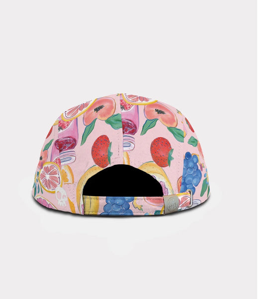 Casquette - Headster avec motifs colorés de fruits sur fond rose, vue de dos, pour enfant, tissu léger et ajustable.