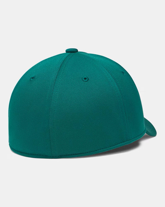 Casquette UA Blitzing - Under Armour de couleur verte, style ajusté sans fermeture visible, vue de dos montrant la texture en tissu.