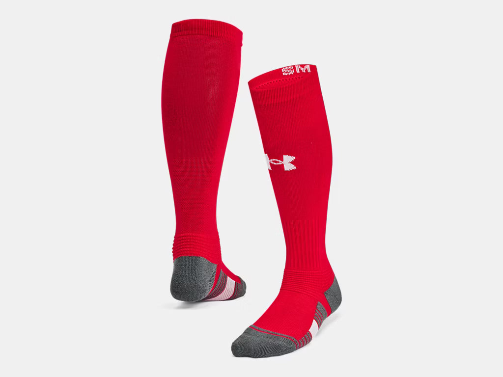 Bas de Baseball - Under Armour rouge à bout et talon gris, tissu respirant, vue de face et dos, taille M adulte homme.
