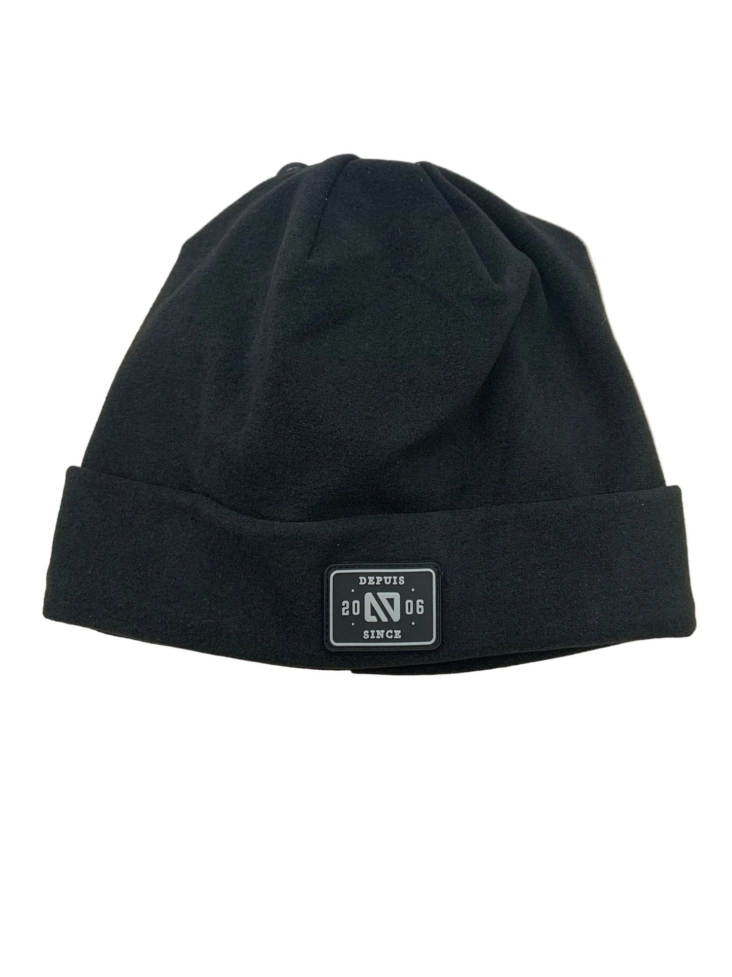 Tuque Mi-Saison noire en tissu polaire, style uni avec revers et étiquette logo, vue de face, pour enfant.