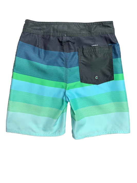 Maillot de bain - Quiksilver, vue arrière en portrait, rayures bleues et vertes, poche noire, galerie position 2.