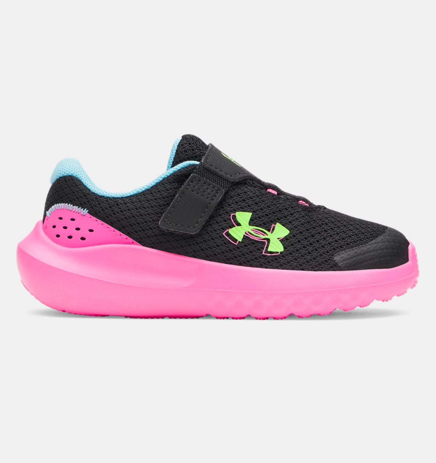 Espadrilles UA Surge 4 AC - Under Armour noires et roses avec logo vert, mesh et semelle épaisse, vue de profil enfant.