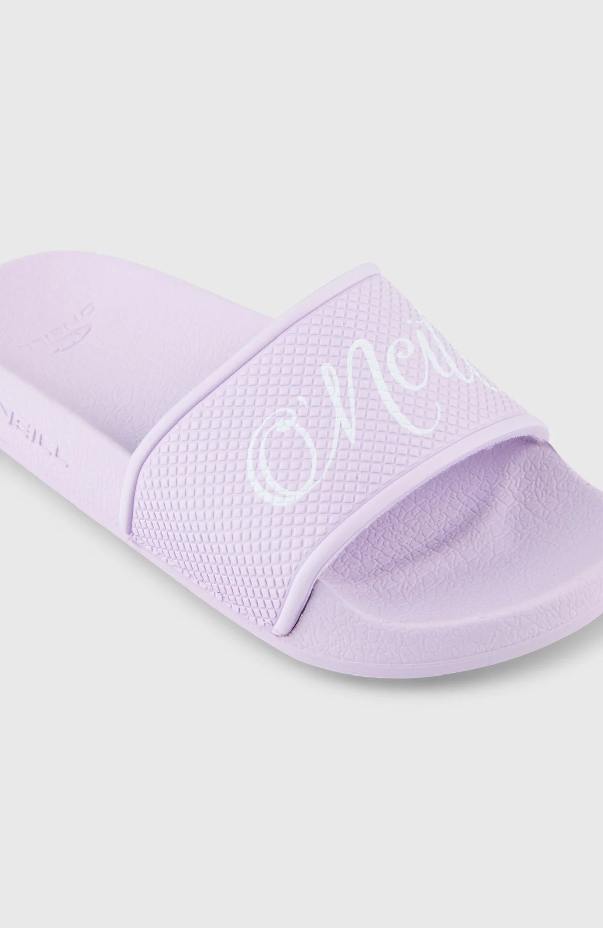 Sandales - O'neill couleur lilas en gros plan, lanière large avec logo en impression sur fond clair, position galerie 2.