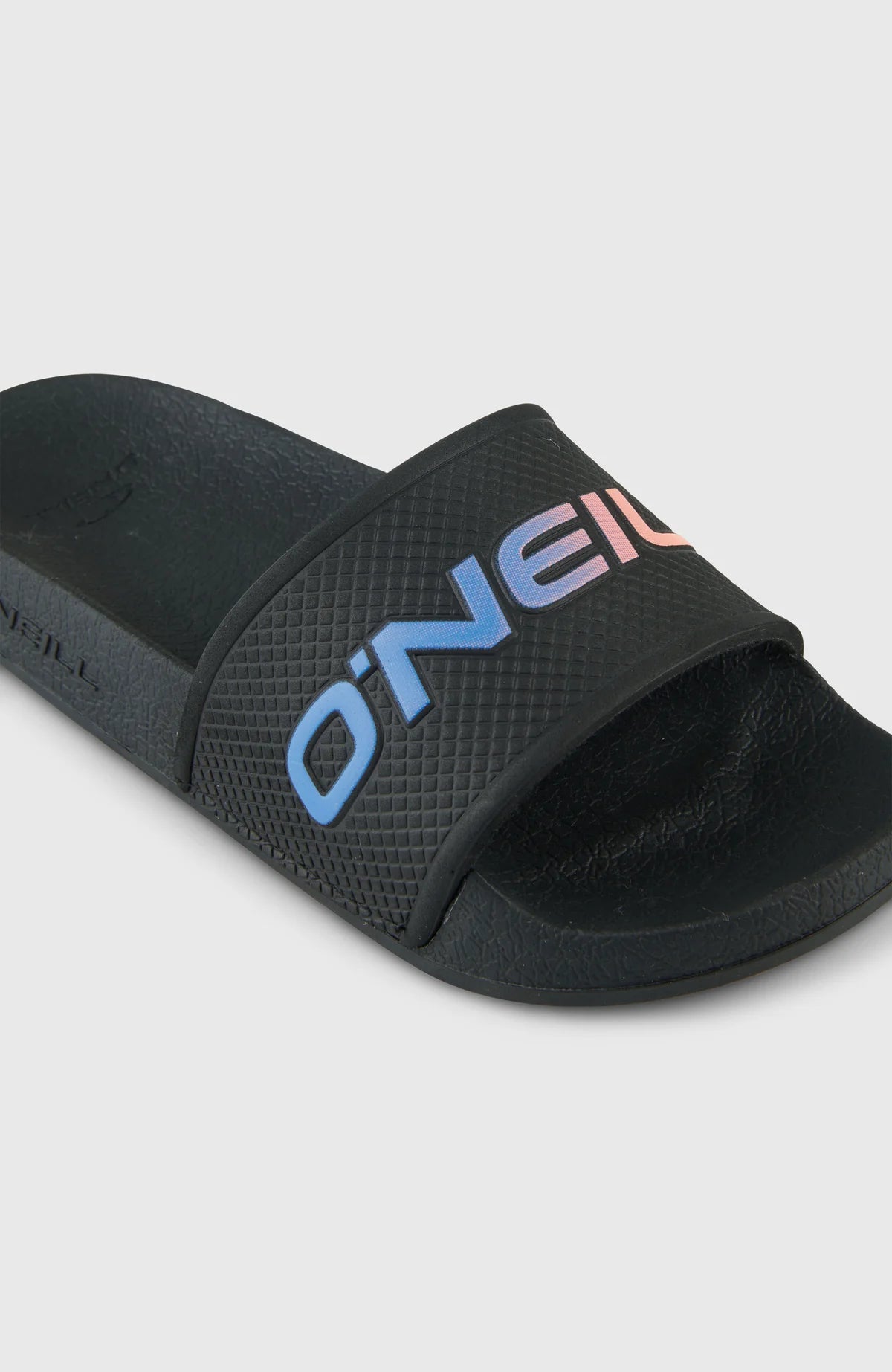 Sandales LOGO SLIDES - O'neill en vue portrait 1200x1845, détail de la large lanière avec logo coloré sur fond noir.
