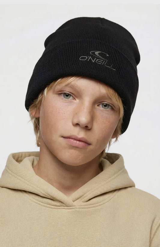 Jeune garçon portant un bonnet noir à logo ONeill et un sweat à capuche beige en portrait de face