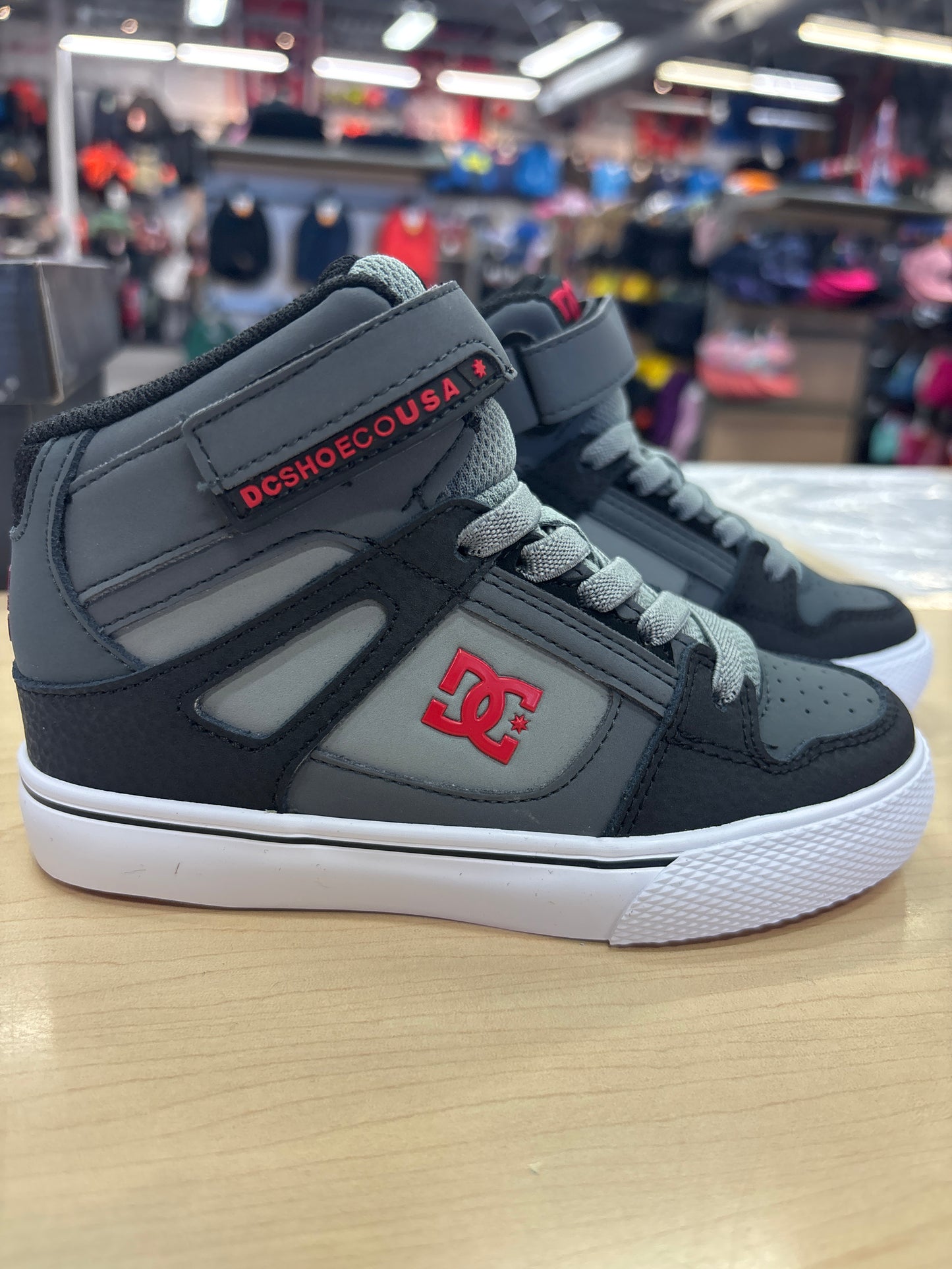Chaussure Pure High-Top Ev - Dc noire et grise avec logo rouge, haute, en cuir synthétique, pour enfant, vue de côté droit.