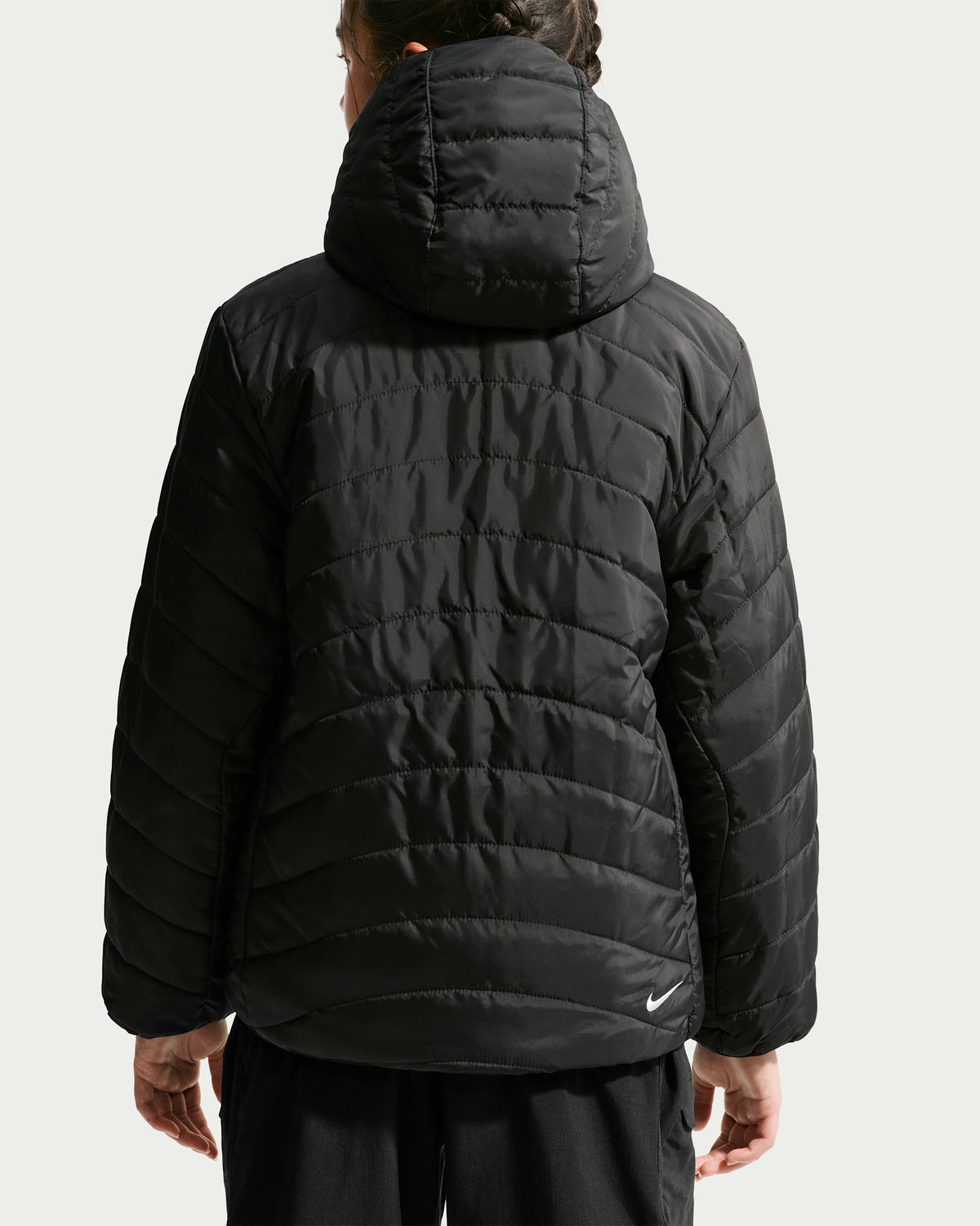 Manteau Mi-Saison ACG Reversible - Nike noir matelassé à capuche vue de dos porté par un adulte