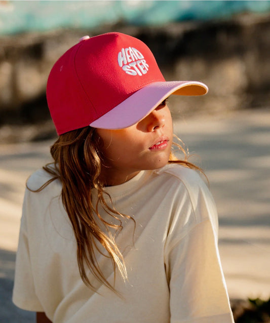 Casquette - Headster rouge et rose en coton, pour enfant, portée sur mannequin avec vue de profil.