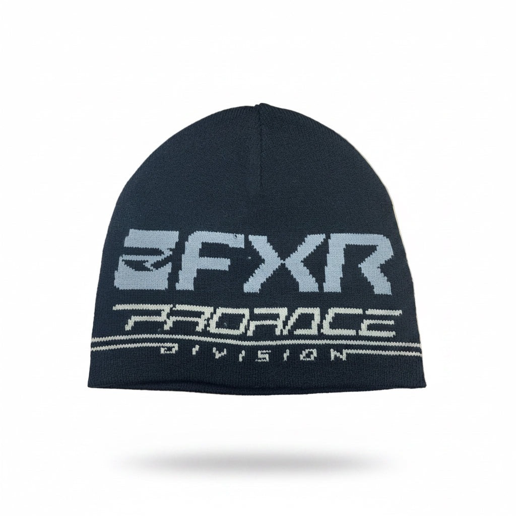 Tuque d'hiver - FXR noire avec logo gris clair et écriture blanche, tricotée, vue de face.