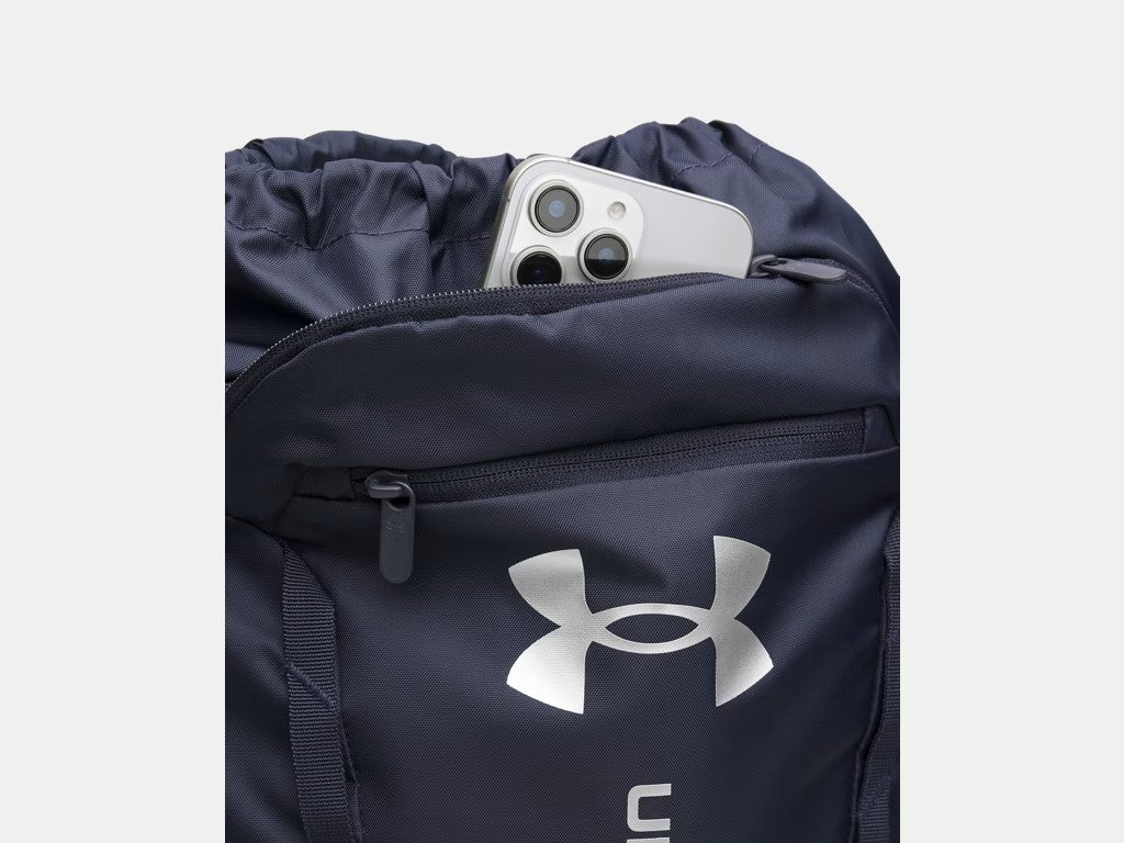 Sac à cordons UA Hustle - Under Armour en tissu noir avec logo argenté, détail poche avant zippée vue rapprochée.