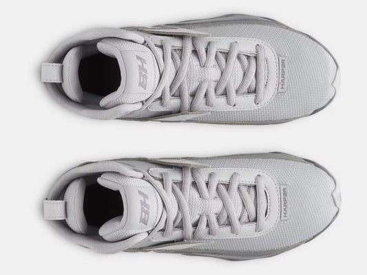 Chaussures de baseball UA Harper 10 - Under Armour gris clair en textile avec lacets, vue de dessus, modèle adulte.