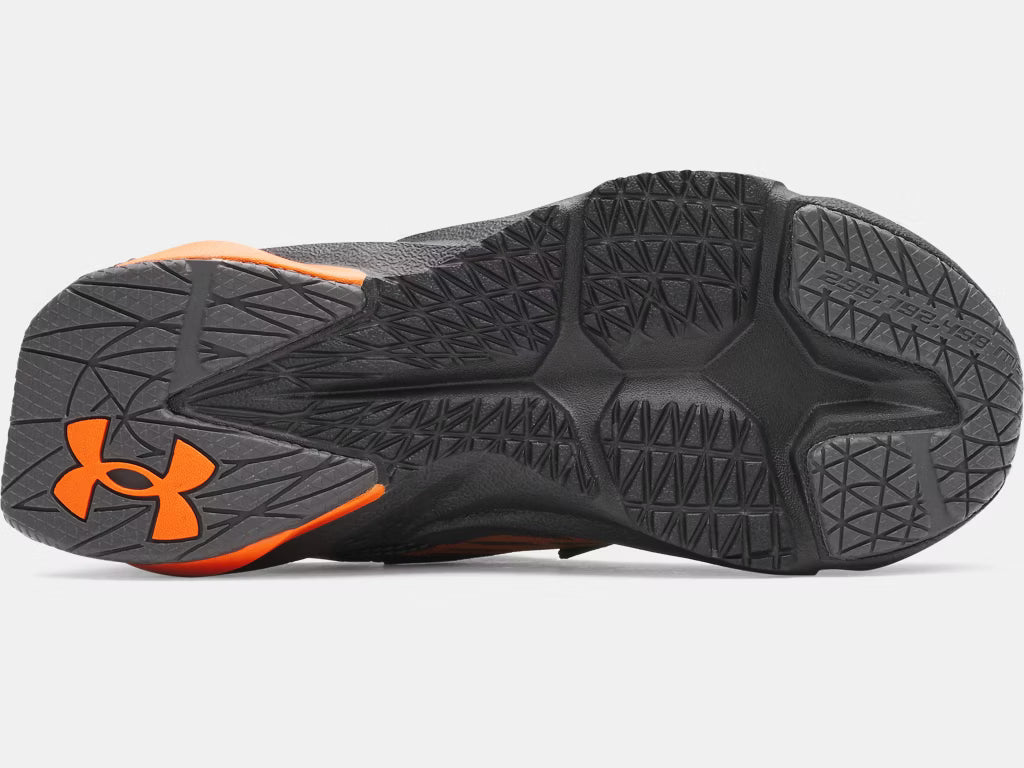 Semelle noire et orange vue de dessous des Espadrilles UA Scramjet 7 - Under Armour avec motifs géométriques et logo orange.