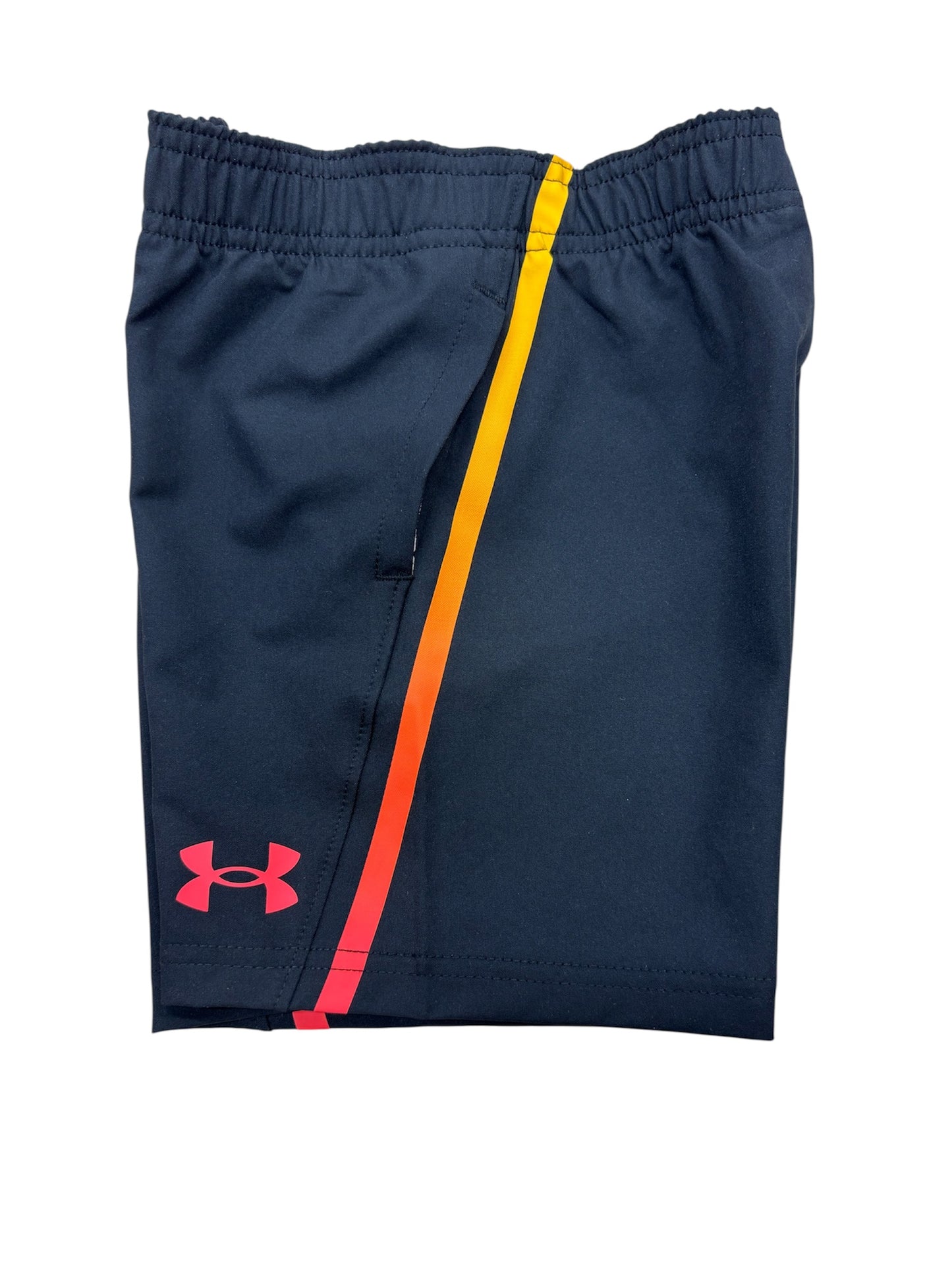 Short - Under Armour bleu marine avec bande dégradée jaune-orange et logo rose, tissu léger, vue de face, enfant garçon.