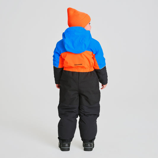 Habit de neige 1 pièce - Chlorophylle pour enfant, combinaison chaude à capuche bleue, orange et noire, vue de dos sur mannequin enfant avec bonnet orange.