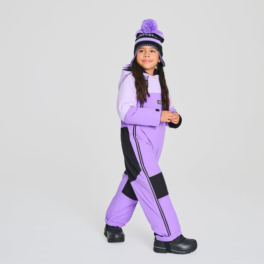 Habit de neige 1 pièce - Chlorophylle violet et noir en matière isolante, style combinaison intégrale, porté par enfant vue de trois quarts.