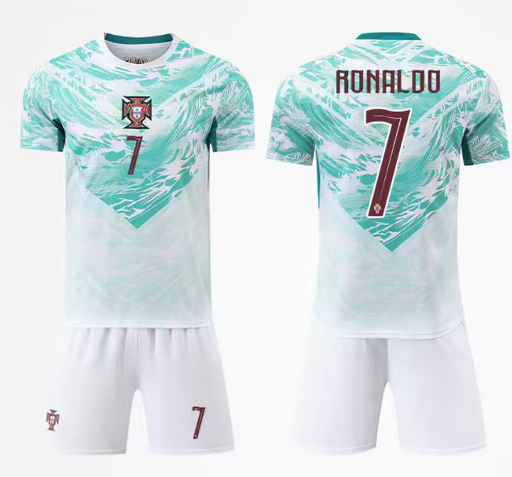 Ensemble de soccer Portugal - Ronaldo avec maillot blanc et vert clair Γ motifs abstraits, short blanc, chiffres bordeaux, vue de face et dos.