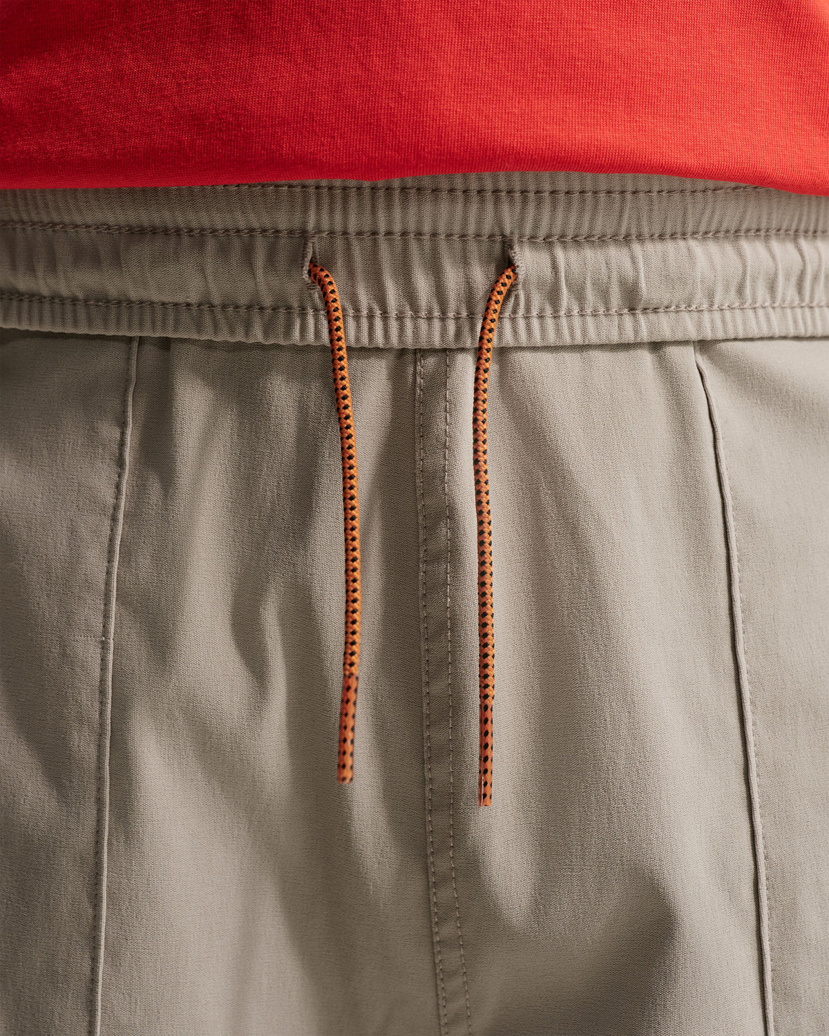 Pantalon ACG - Nike beige à taille élastique et cordon orange en gros plan