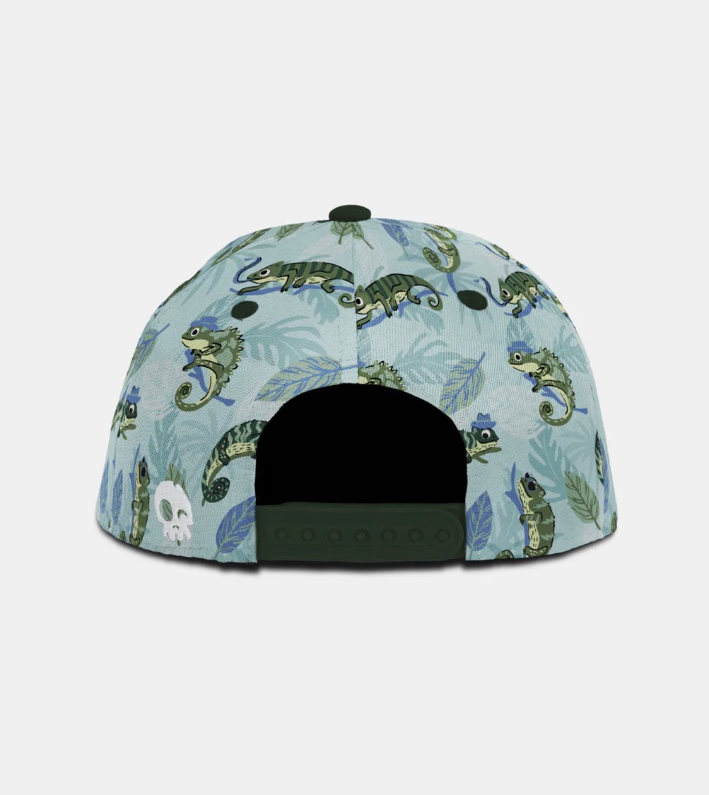 Casquette - Headster imprimée de caméléons verts et feuilles bleu clair, fermeture ajustable, vue de dos.