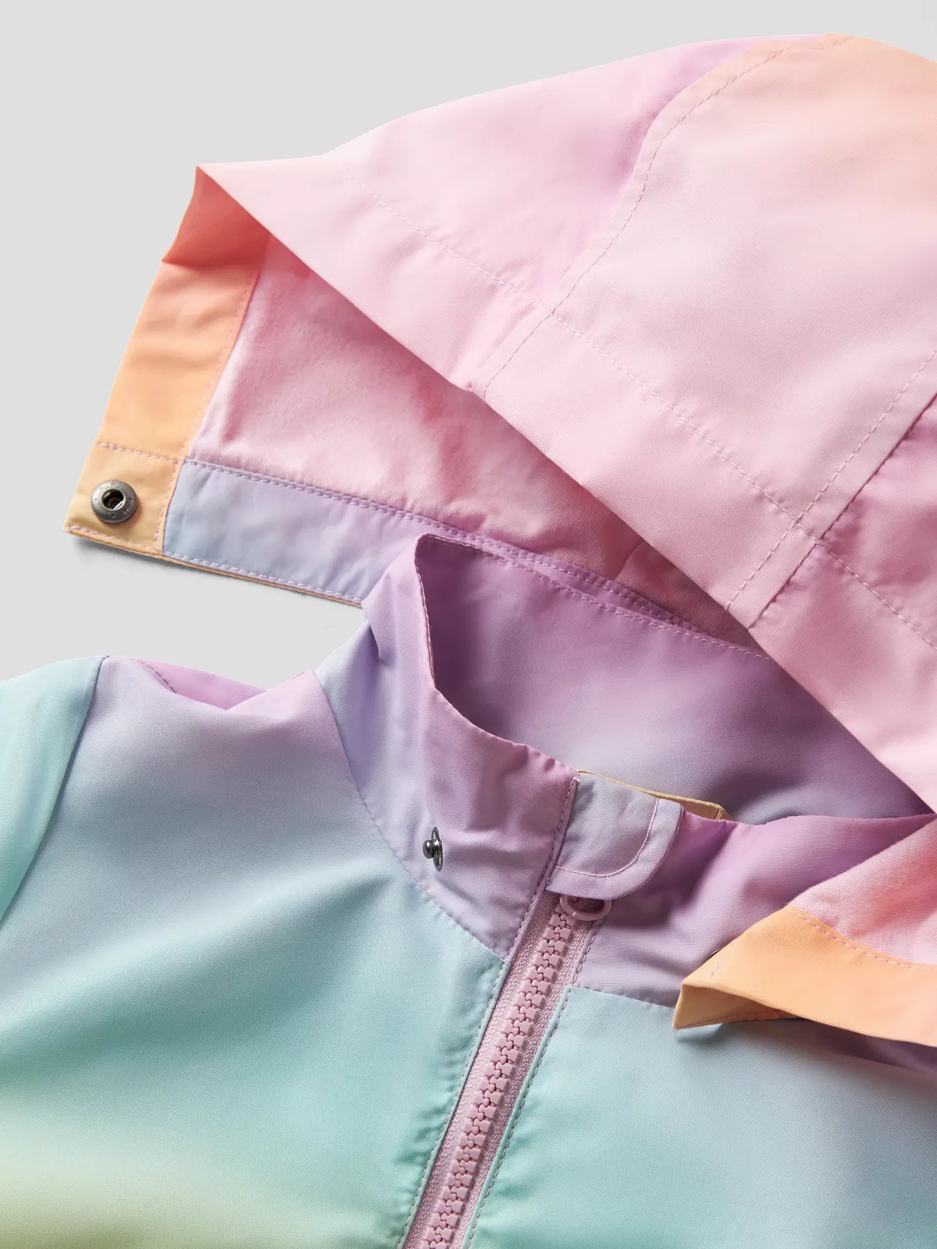 Manteau Mi-Saison - Name It coupe-vent multicolore pastel à capuche, tissu léger, pour enfant, détail col et fermeture zippée vue rapprochée