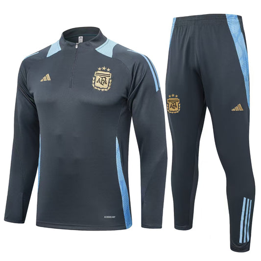 Ensemble de soccer - MESSI noir et bleu ciel avec détails dorés, pantalon ajustable, vue de face sur fond blanc.