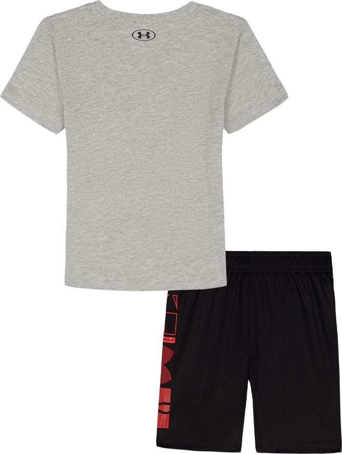 Ensemble Short - Under Armour composé d'un t-shirt gris et d'un short noir avec logo rouge, 100% polyester.