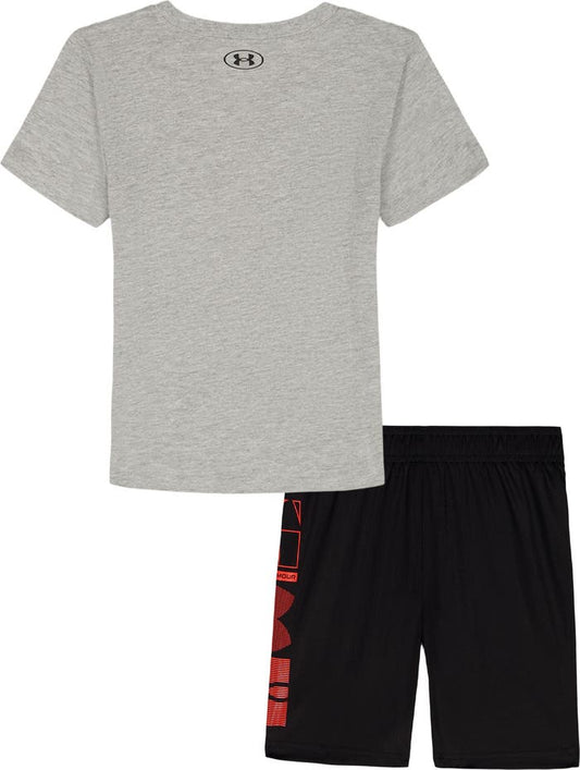 Ensemble Short - Under Armour composé d'un t-shirt gris et d'un short noir avec logo rouge, 100% polyester.