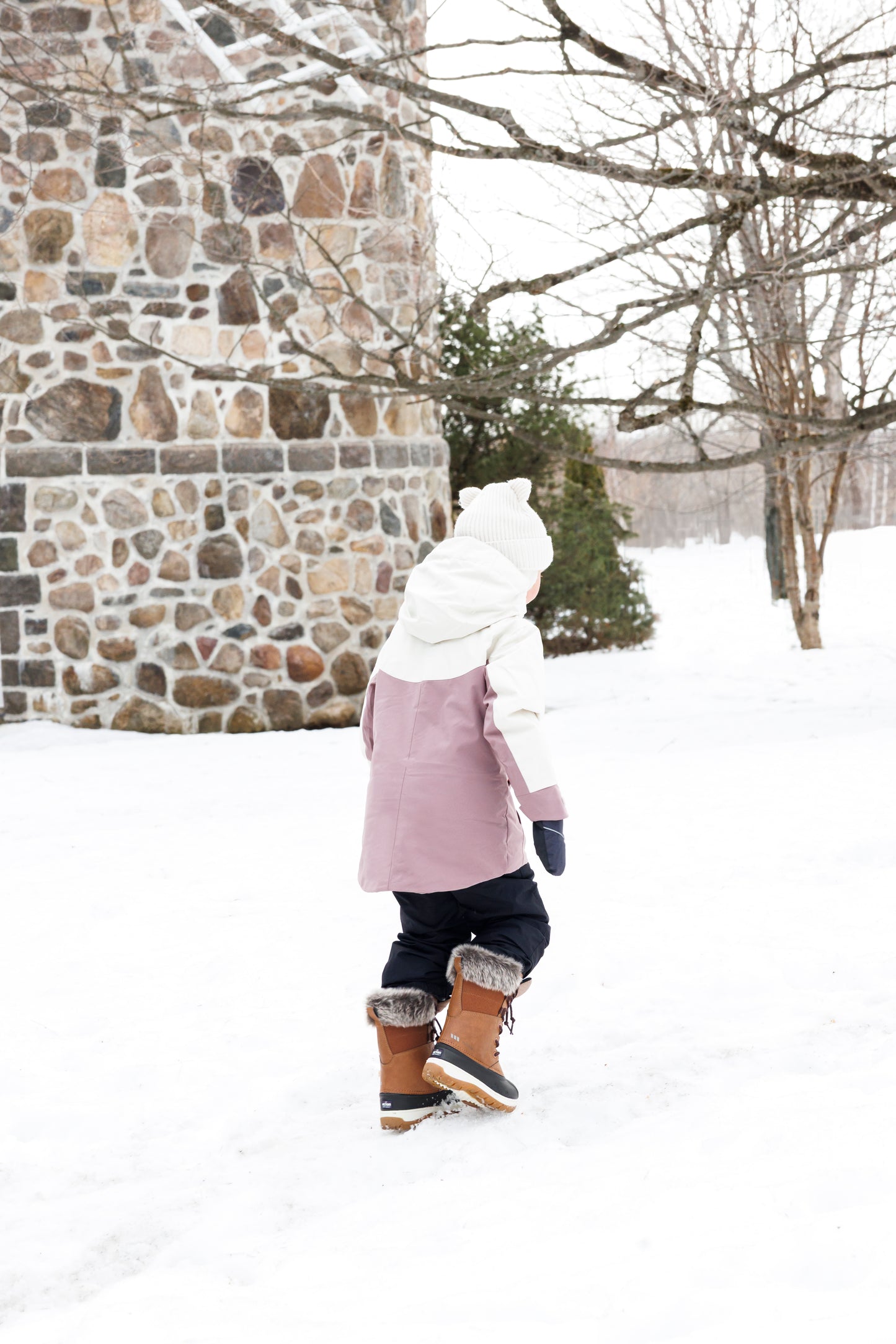 Bottes d'hiver Fizz - Acton marron avec isolation fourrure, cuir synthétique, pour fille, vue de dos en extérieur neigeux.