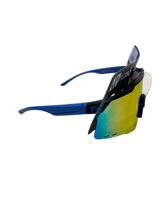 Lunette de soleil - Nanö avec monture bleue et verres miroirs jaunes verts, style sportif, vue de côté.