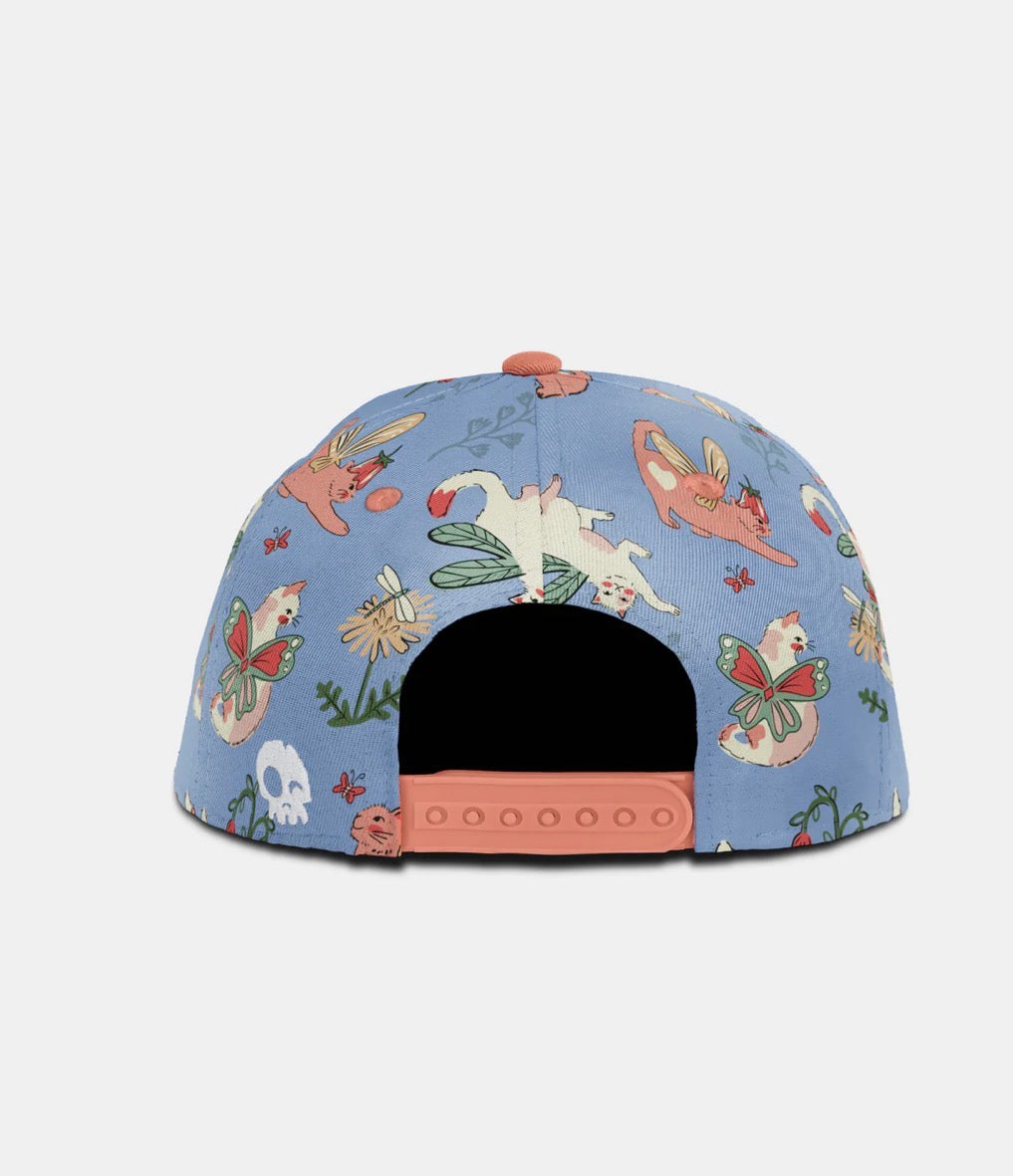 Casquette - Headster bleu avec motifs animaux et papillons multicolores, fermeture ajustable, vue de dos.