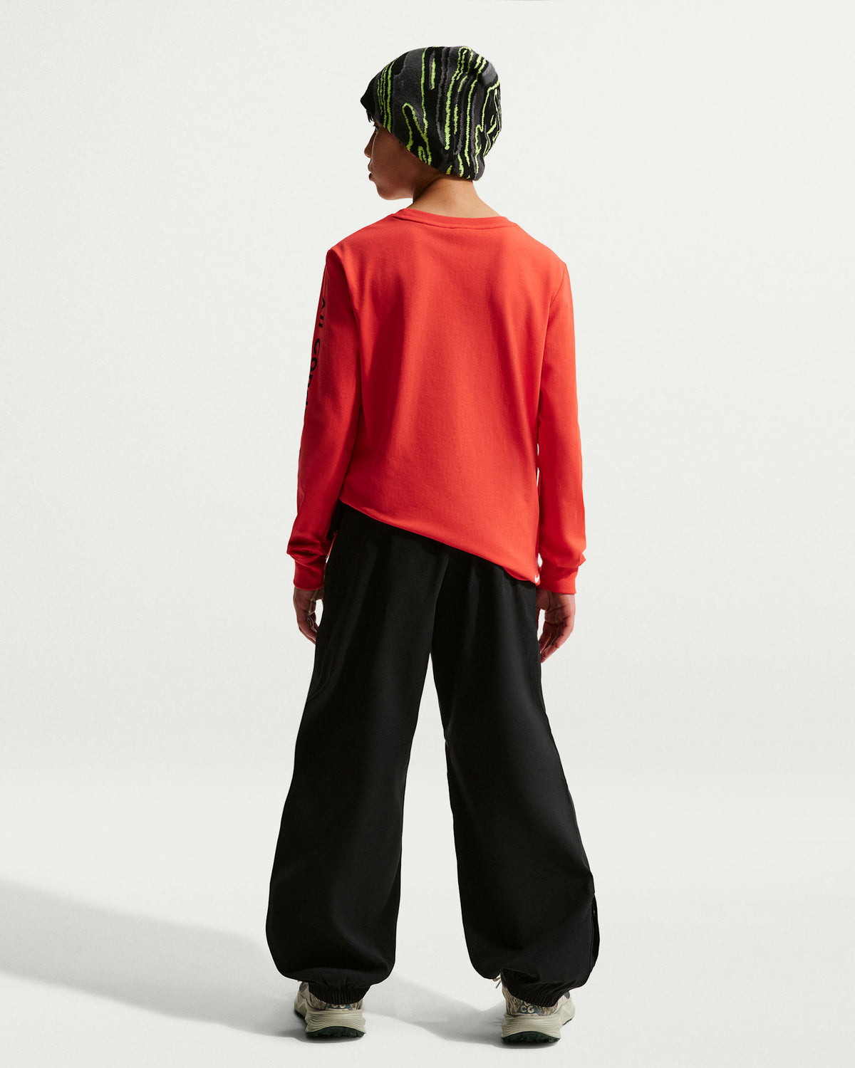 Pantalon ACG - Nike noir à coupe ample porté par un enfant en vue de dos