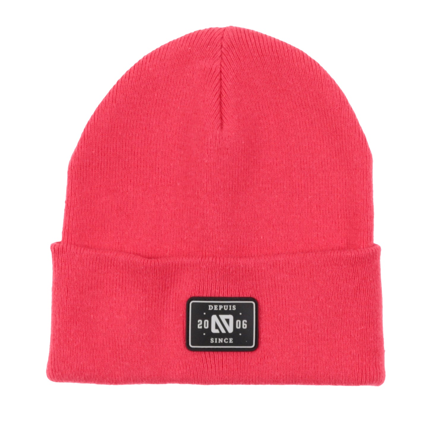 Tuque Mi-Saison - Nanö rouge uni en tricot doux double épaisseur avec écusson en faux cuir, vue de face, unisexe adulte.