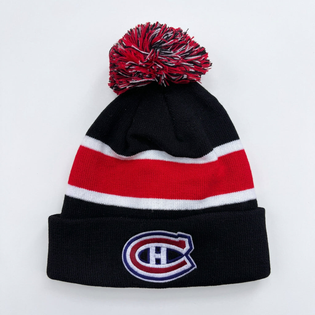 Tuque d'hiver - Canadiens noire en tricot, bandes rouges et blanches, pompon bicolore et logo des Canadiens, vue de face