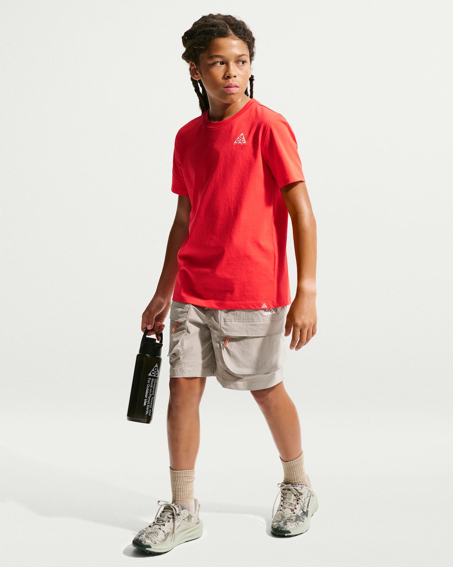 T-Shirt ACG Dri-FIT Planet Earth Tee - Nike rouge à manches courtes porté par un enfant vue de face