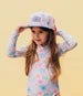 Casquette - Headster multicolore en tissu léger, style casquette classique, portée par enfant fille avec t-shirt imprimé, vue de face.