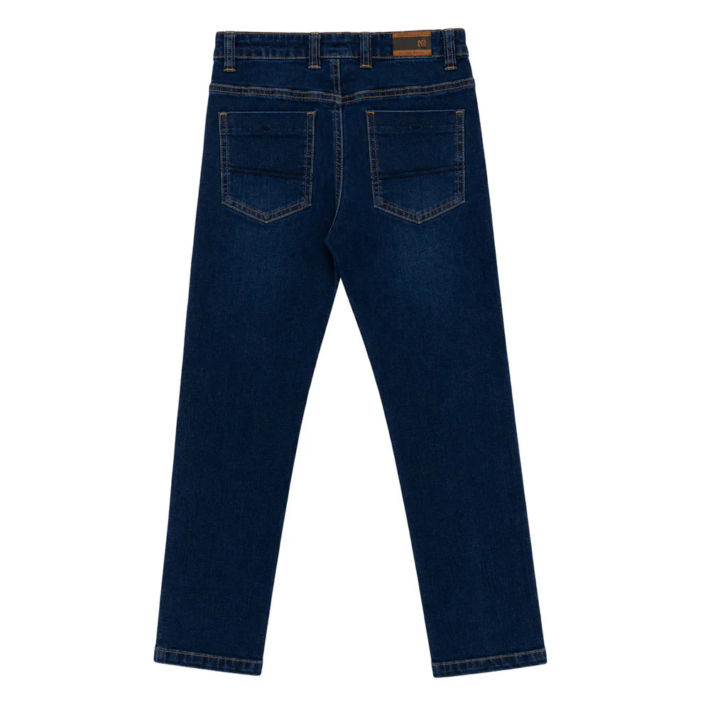 Pantalon - Nanö en jean bleu foncé pour enfant, vue de dos avec poches arrière et coutures contrastantes marron.