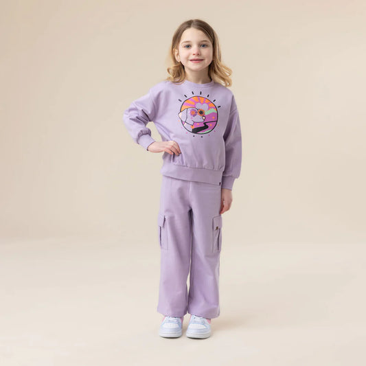 Chandail - Nanö violet clair avec imprimé graphique coloré, manches longues, en coton, porté par fille enfant, vue de face.
