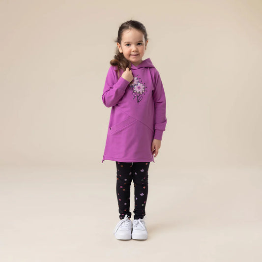 Tunique - Nanö violet à capuche avec motif floral rose et blanc, en textile doux, portée par une enfant, vue de face.