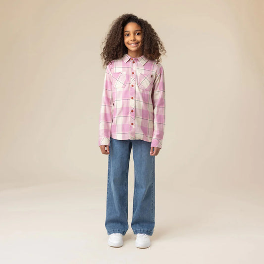 Chemise - Nanö à carreaux roses et blancs en tissu doux, pour enfant, vue de face portée par une fillette avec un jean et des baskets blanches.