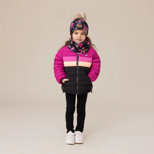 Manteau Mi-Saison Mauve - Nanö porté par une enfant, couleur mauve avec bande rose et noir, vue de face, tissu matelassé, look d'hiver.