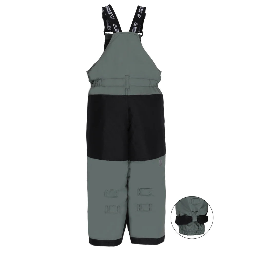 Habit de neige - Nanö gris vert et noir pour enfant, style salopette avec bretelles réglables, vue de face et détail des bas de pantalon ajustables.