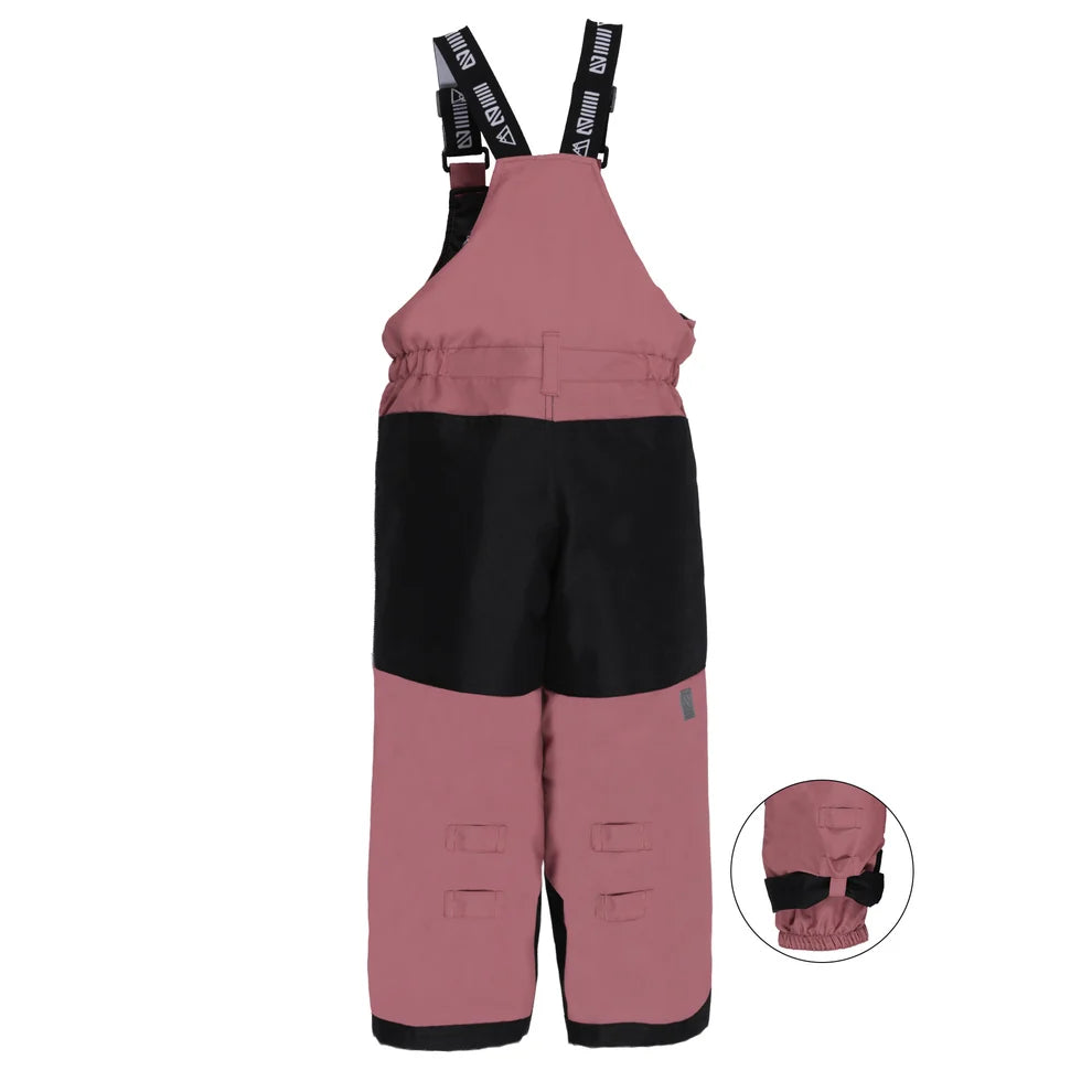 Habit de neige Tiffany - Nanö bicolore rose et noir en tissu isolant, style salopette pour enfant, vue de face avec détail de l'ourlet ajustable.