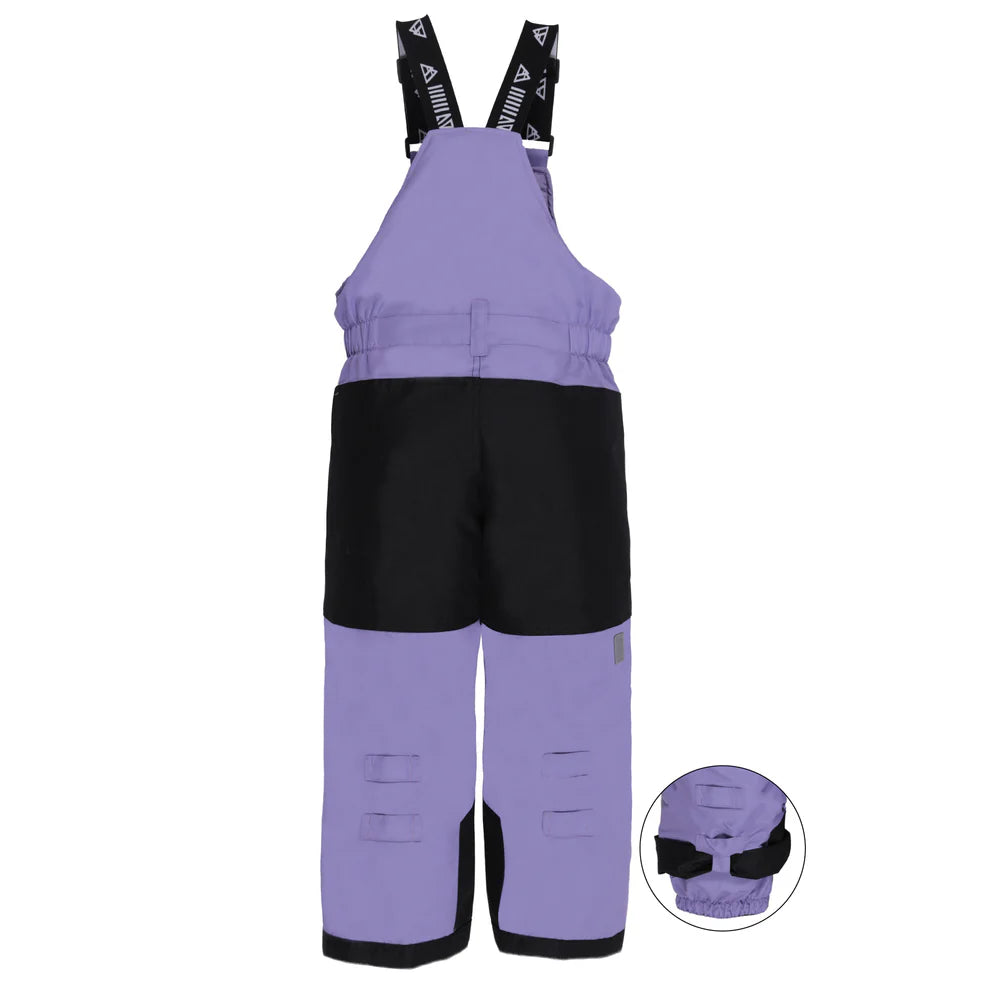 Habit de neige Lara - Nanö violet clair et noir, style salopette, matériau imperméable, pour enfant, vue de face avec un détail du bas de pantalon ajustable.