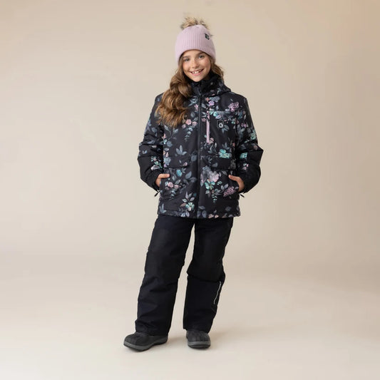 Manteau d'hiver - Snö noir à motifs floraux porté par une fille en vue de face avec bonnet rose