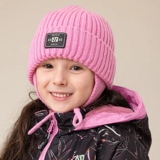 Tuque d'hiver - Nanö rose en maille côtelée, portée par une fille, vue de face