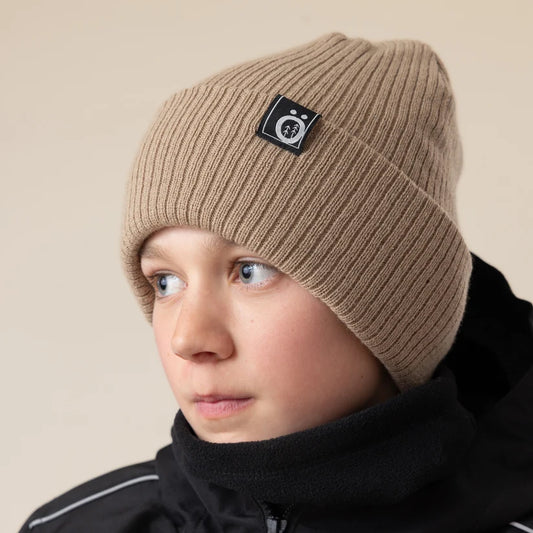 Tuque d'hiver - Snö beige en maille côtelée portée par un enfant vue de trois quarts