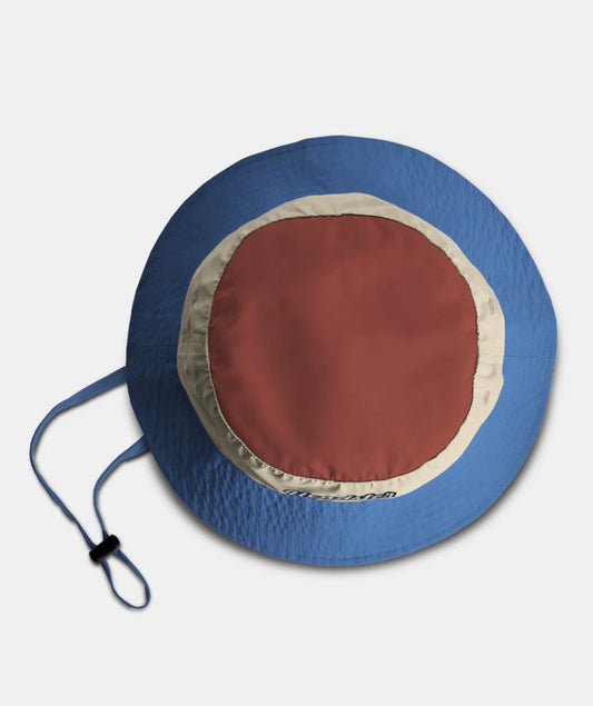Chapeau Lakeshore Nylon - Headster en nylon bleu, beige et rouge brique, style bob, vue de dessus avec cordon réglable.