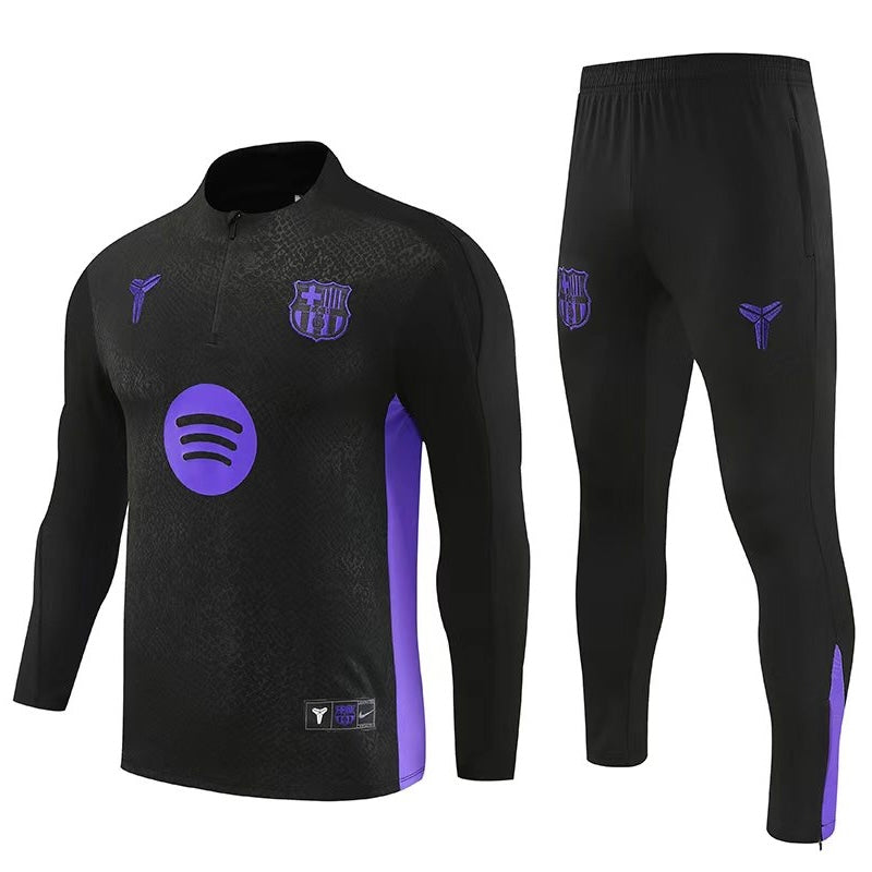 Ensemble de soccer FC Barcelone - Lamine Yamal noir et violet en polyester, taille enfant, vue de face, manches longues et pantalon ajusté