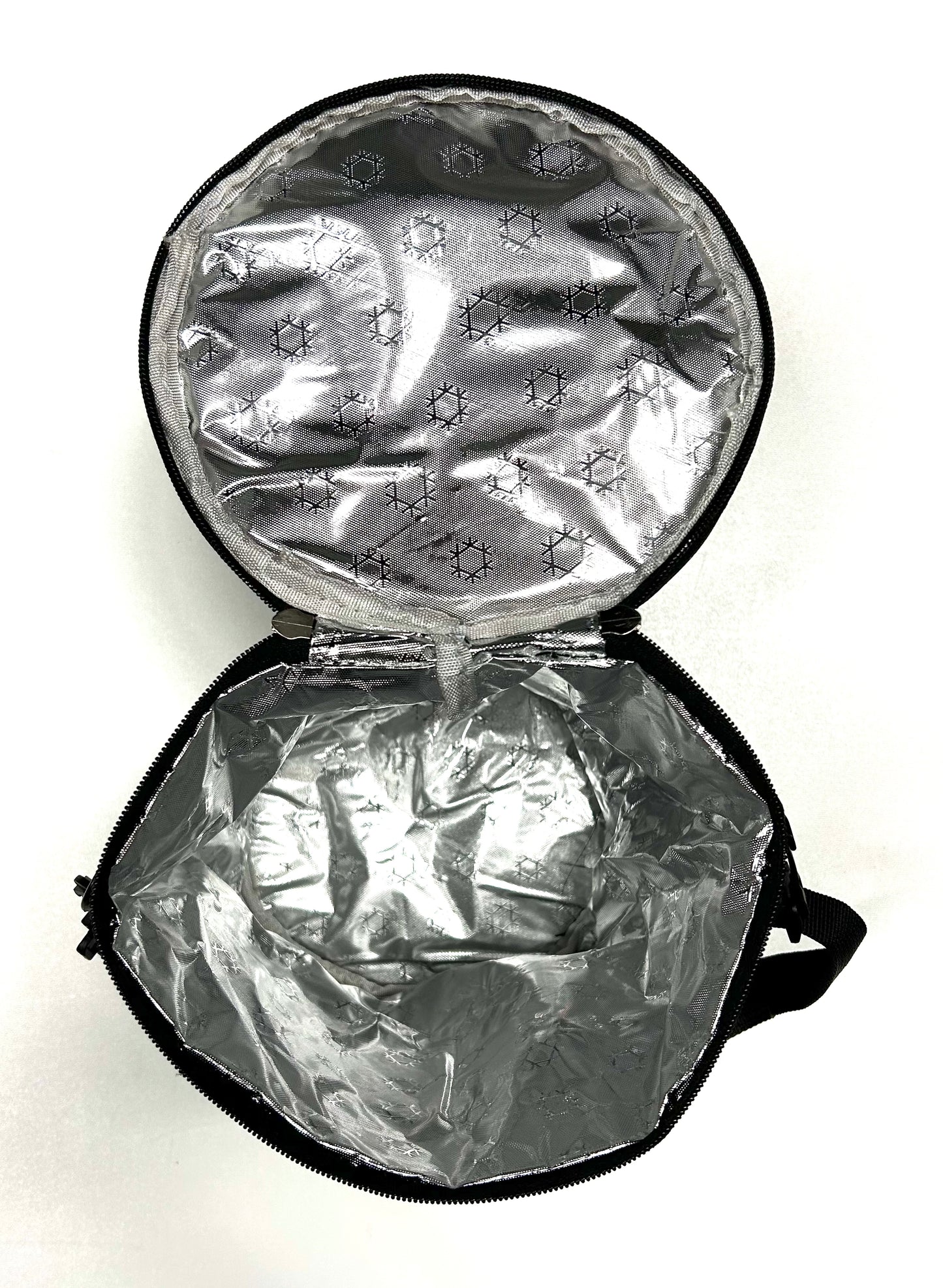 Boite à lunch noir avec isolation thermique et doublure aluminium argentée, vue intérieure ouverte sur fond blanc.