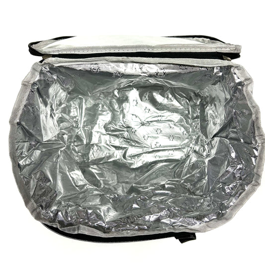 Boite à lunch vue intérieure avec doublure isolante argentée en matériau de qualité alimentaire, pour usage repas enfant.