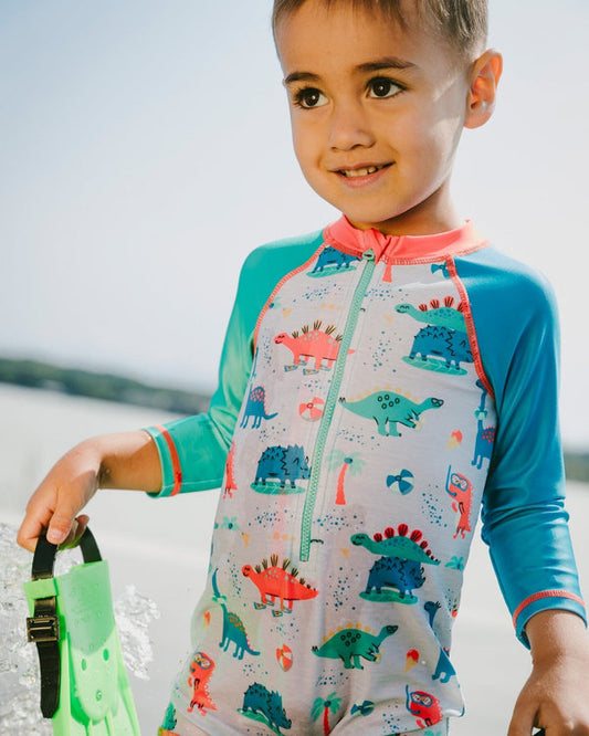 Maillot de bain - Deux Par Deux une pièce à manches longues bleu et corail avec motifs dinosaures colorés, garçon, vue de face porté